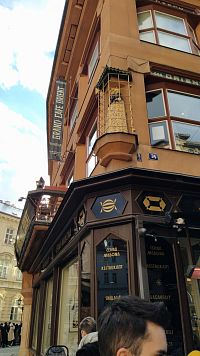 Černá madona na rohu domu na Starém Městě v Praze
