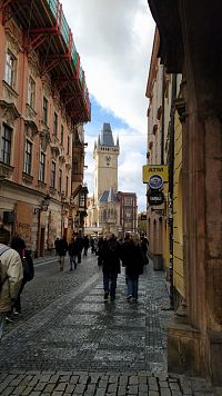 Pohled Celetnou ulicí na Staroměstskou radnici v Praze