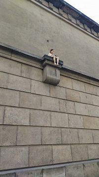Sedící dívka na zdi v Klementinu, Staré Město, Praha