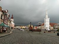 Mírové náměstí s bílou věží