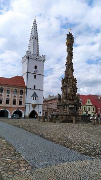 Mírové náměstí s morovým sloupem a bílou věží
