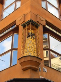 Barokní soška na nároží domu U Černé Matky Boží v Praze