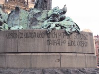 Nápis na pomníku mistra Jana Husa na Staroměstském náměstí v Praze