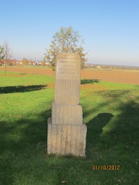 Pomník pozemkové reformy z let 1919-1938 v Hlízově před hřbitovem