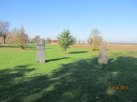 Pomník pozemkové reformy z let 1919-1938 a pomník pozemkovým úpravám z roku 2002 v Hlízově před hřbitovem
