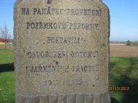 Pomník pozemkové reformy z let 1919-1938 v Hlízově před hřbitovem - nápis na pomníku
