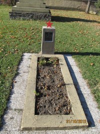 Hrob neznámého vojína Rudé armády před památníkem padlých v 1. světové válce v Hlízově