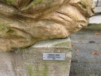 Chechtací pytlík – socha od Herberta Kiszy na kadaňských hradbách