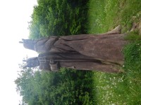 Dřevěné sochy na cyklostezce u rybníka Knížete v Jičíně.