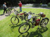 Výstava řemenových motocyklů v lázeňském parku.
