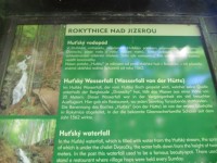 Informační tabule u Huťského vodopádu.