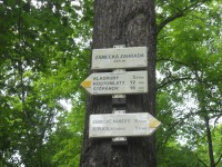 Rozcestník KČT v Zámeckém parku v Teplicích.