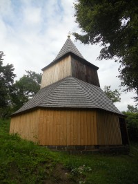 Dřevěná zvonice s osmiúhelníkovým půdorysem s šindelovou střechou na jižním úbočí Zebína.