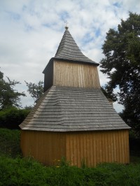 Dřevěná zvonice s osmiúhelníkovým půdorysem s šindelovou střechou na jižním úbočí Zebína.