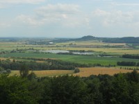 Výhled na Veliš a rybník u Ostružna.
