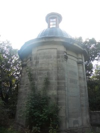 Kaple (rotunda) na vrcholu.