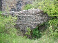 Zbytky zdiva hradu Veliš.