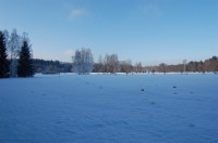 Pohled na zasněžené golfové hřiště