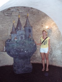 zmenšenina hradu (má výška 172cm)