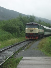Vlak přijíždějící do nejvýše položené rychlíkové stanice Ramzová