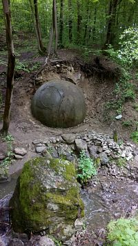 kamenné koule ukryté v lese