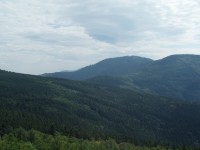 Zprava Čertův Mlýn, Kněhyně, za ní kousek Lysé hory