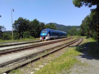 vlak domů - v pozadí hora Jedlová