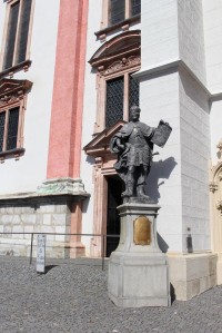 Mariazell, socha uherského krále Ludvíka před bazilikou