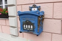 Poštovní schránka na budově radnice