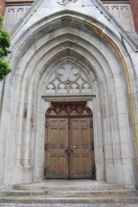 Hlavní vchod kostela