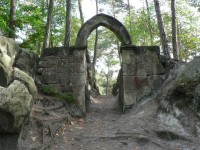 Novogotický portál na Vranovském hřebeni