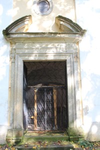 Tanaberk, vchod do kostela