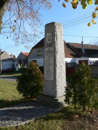 Hliněný Újezd, pomník padlým