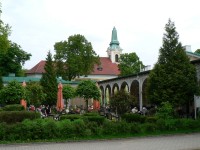 Františkovy Lázně, kostel Povýšení sv. Kříže a Sadová kavárna
