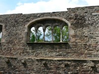 Hrad Cheb, románské okno paláce