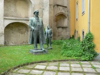 Cheb, Františkánská zahrada, sochy Lenina a Fučíka