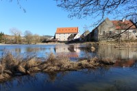 Hrádecký mlýnský rybník, v pozadí barokní špýchar