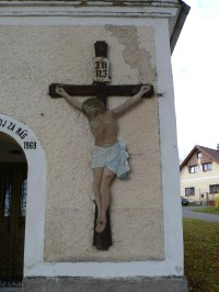 Chotěšov, kříž na stěně kaple