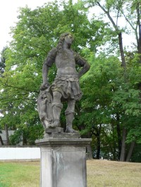 Klášterec nad Ohří, socha před zámkem