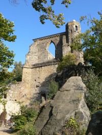 Oybin, pohled na kostel z hradního nádvoří