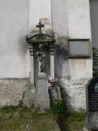 Ves, náhrobní kámen na zdi kostela