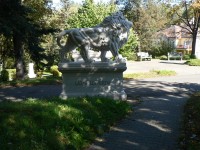 Socha lva u parku
