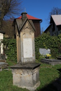 Brada, pomník na hřbitově