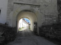 Kost, brána při západní straně hradu