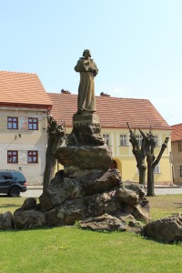 Železnice, socha Mistra Jana Husa na náměstí