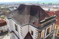 Jičín, pohled z věže na střechu kostela
