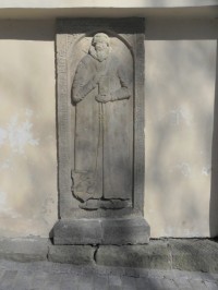 Jičín, náhrobní kámen na kostele
