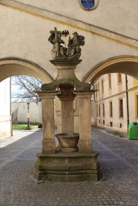 Jičín, socha sv. Trojice u kostela