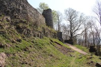 Kumburk, pohled ze stezky okolo hradu