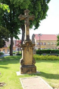Nový Bydžov, kříž před kostelem
